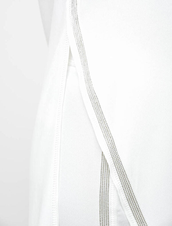 WHITE SET WITH SILVER APPLICATION