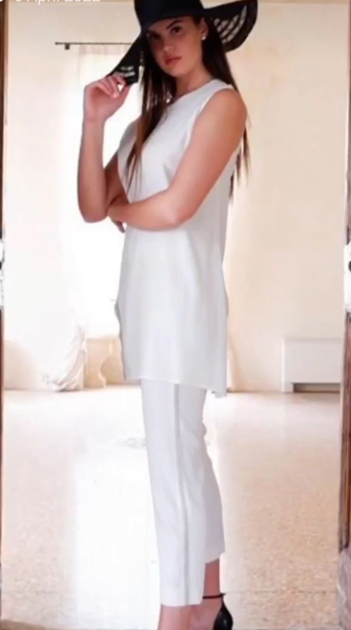 WHITE SET WITH SILVER APPLICATION