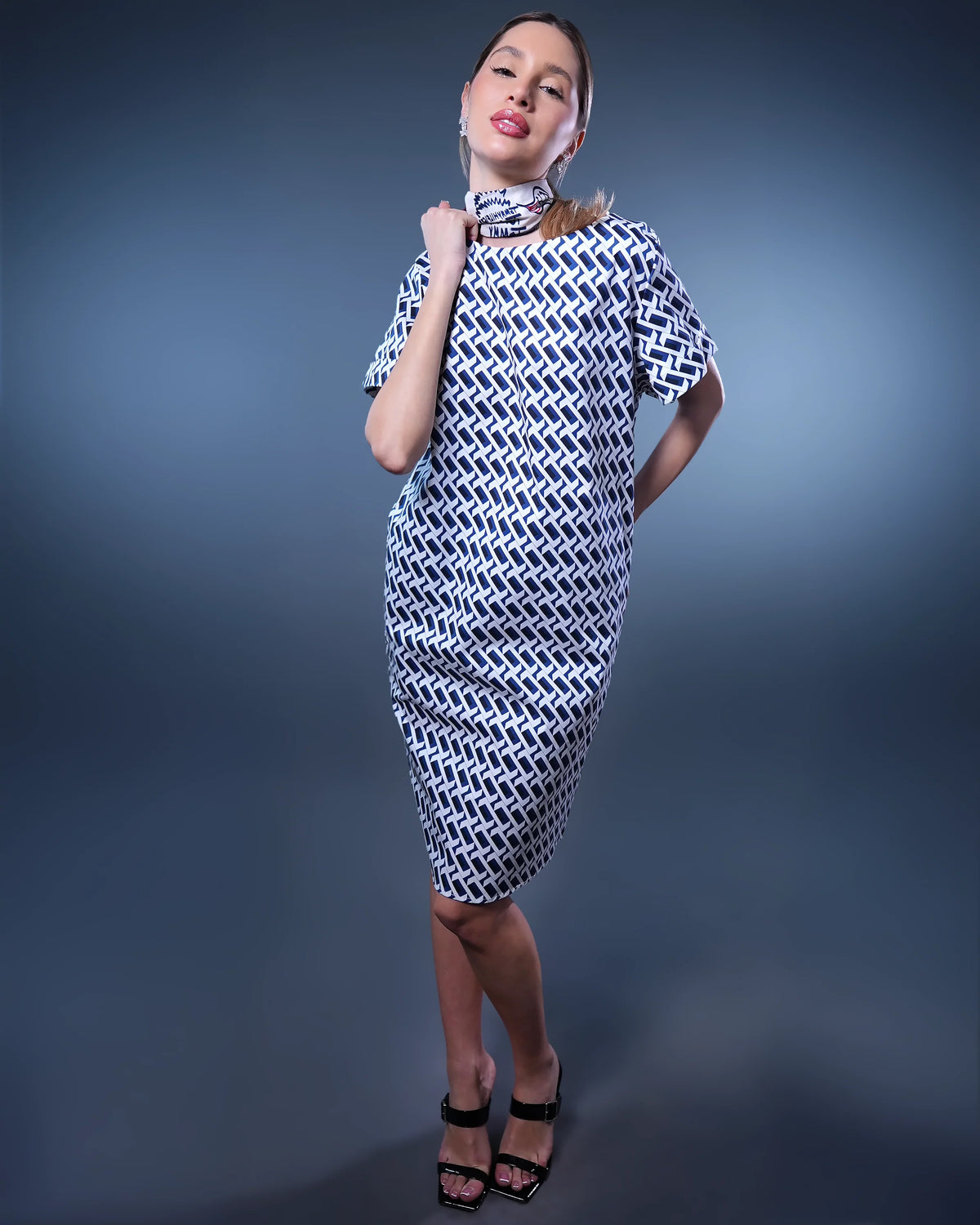 Sporty fitted dress with blue-and-white geometric print, short sleeves, high neckline