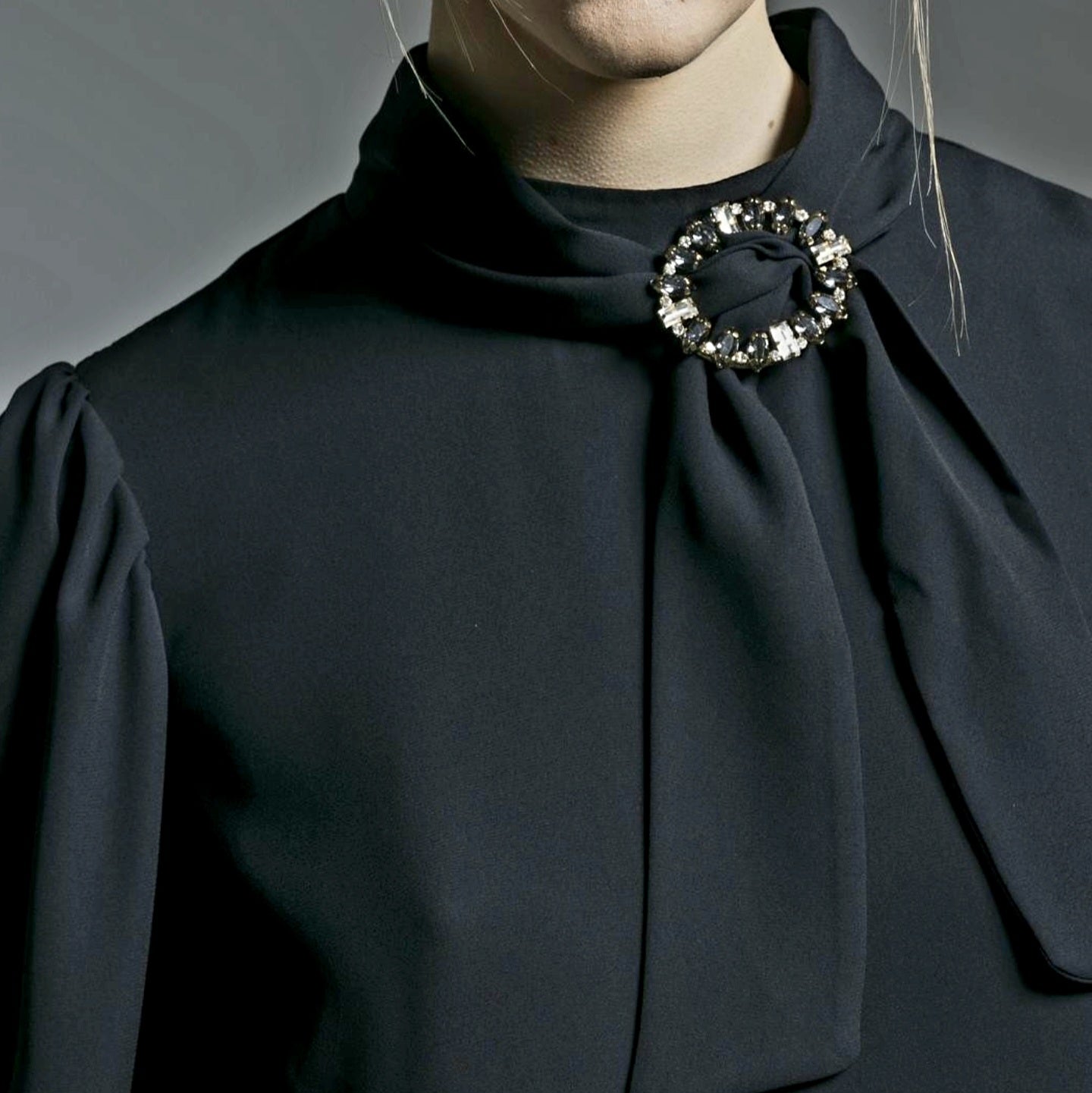 BLACK DRESS BROCHE ELEGANCE